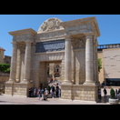 Die Puerta (Tor) del Puente am Nordwestende der Puente Romano (Brücke)